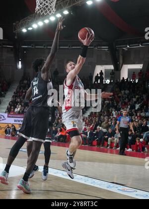 Varèse, Ita. 06 octobre 2024. Niccolò Mannion Openjobmetis Varese lors du match de championnat LBA Italie opposant Openjobmetis Varese à Bertram Derthona Tortona, à Varèse, Italie, le 5 octobre 2024 (photo de Fabio Averna/Sipa USA) crédit : Sipa USA/Alamy Live News Banque D'Images