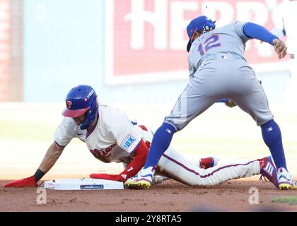 Philadelphie, États-Unis. 06 octobre 2024. Philadelphia Phillies TREA Turner vole la deuxième base après le tag de l'arrêt court des mets de New York Francisco Lindor dans la deuxième manche du deuxième match de la MLB NLDS au Citizens Bank Park à Philadelphie, en Pennsylvanie, le dimanche 6 octobre 2024. Photo de Laurence Kesterson/UPI. Crédit : UPI/Alamy Live News Banque D'Images