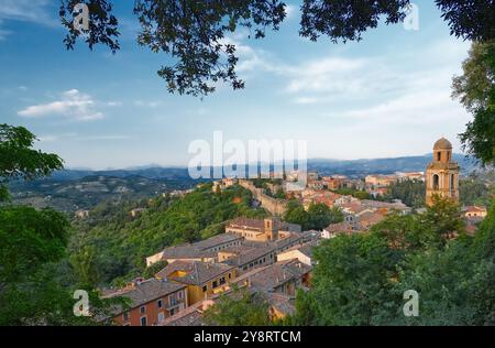 Perugoia, Italie. Vue de via delle Prome et Fortezza di Porta Sole vers l'église de Santa Maria Nuova et son clocher. Vieille ville de Pérouse. Banque D'Images