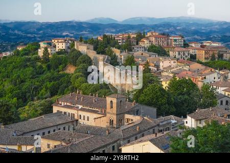 Perugoia, Italie. Vue de via delle Prome et Fortezza di Porta Sole vers l'église de Santa Maria Nuova et son clocher. Vieille ville de Pérouse. Banque D'Images