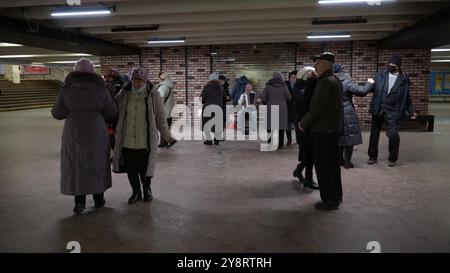 Ukraine, Kiev - 23 août 2022 : les personnes âgées dansent sur la piste de danse en groupes. Un groupe actif heureux de seniors ukrainiens se sont réunis pour danser Banque D'Images