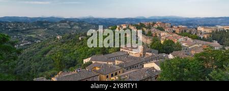 Perugoia, Italie. Vue de via delle Prome et Fortezza di Porta Sole vers l'église de Santa Maria Nuova et son clocher. Vieille ville de Pérouse. Banque D'Images