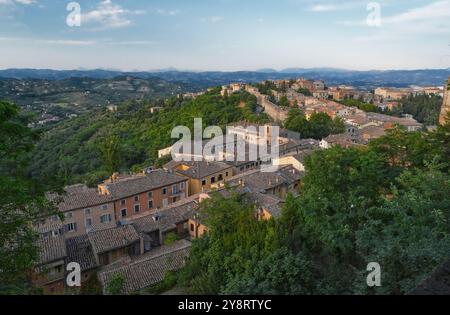 Perugoia, Italie. Vue de via delle Prome et Fortezza di Porta Sole vers l'église de Santa Maria Nuova et son clocher. Vieille ville de Pérouse. Banque D'Images