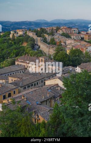 Perugoia, Italie. Vue de via delle Prome et Fortezza di Porta Sole vers l'église de Santa Maria Nuova et son clocher. Vieille ville de Pérouse. Banque D'Images