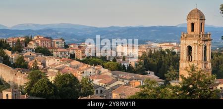 Perugoia, Italie. Vue de via delle Prome et Fortezza di Porta Sole vers l'église de Santa Maria Nuova et son clocher. Vieille ville de Pérouse. Banque D'Images