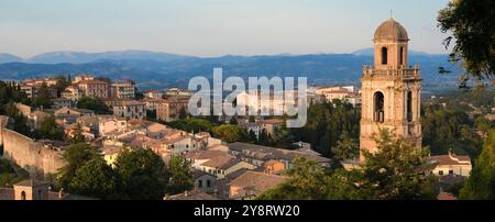 Perugoia, Italie. Vue de via delle Prome et Fortezza di Porta Sole vers l'église de Santa Maria Nuova et son clocher. Vieille ville de Pérouse. Banque D'Images