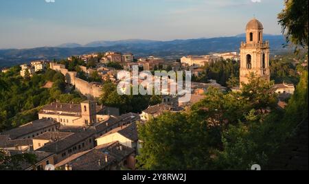 Perugoia, Italie. Vue de via delle Prome et Fortezza di Porta Sole vers l'église de Santa Maria Nuova et son clocher. Vieille ville de Pérouse. Banque D'Images