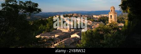 Perugoia, Italie. Vue de via delle Prome et Fortezza di Porta Sole vers l'église de Santa Maria Nuova et son clocher. Vieille ville de Pérouse. Banque D'Images