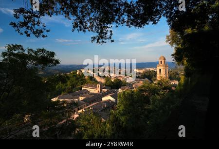 Perugoia, Italie. Vue de via delle Prome et Fortezza di Porta Sole vers l'église de Santa Maria Nuova et son clocher. Vieille ville de Pérouse. Banque D'Images