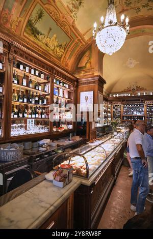 Pasticceria Sandri, bar historique / pâtisserie sur le Corso Pietro Vannucci, à Pérouse, Ombrie, Italie. Banque D'Images