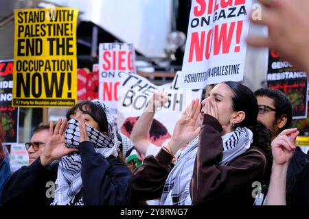 New York City, NY-5 octobre 2024 : les manifestants descendent dans la rue pour protester contre le soutien de la Palestine à l'approche du premier anniversaire des attaques du Hamas contre Israël le 7 octobre. La guerre à Gaza continue crédit : Katie Godowski / MediaPunch Banque D'Images