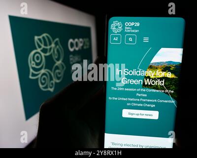 Allemagne. 14 juin 2024. Dans cette illustration photo, une personne tient un smartphone avec la page web de la Conférence des Nations Unies sur les changements climatiques 2024 COP29 devant le logo. (Crédit image : © timon Schneider/SOPA images via ZUMA Press Wire) USAGE ÉDITORIAL SEULEMENT ! Non destiné à UN USAGE commercial ! Banque D'Images