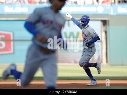 Philadelphie, États-Unis. 06 octobre 2024. Les mets de New York Mark Vientos courent les bases avec Francisco Lindor après avoir frappé un home run de deux points en troisième manche contre les Phillies de Philadelphie dans le deuxième match de la MLB NLDS au Citizens Bank Park à Philadelphie, Pennsylvanie, le dimanche 6 octobre 2024. Photo de Laurence Kesterson/UPI. Crédit : UPI/Alamy Live News Banque D'Images