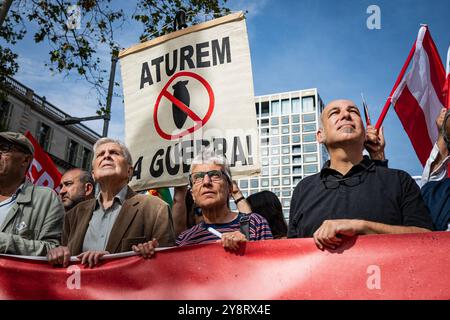 Manifestation contre Israël en solidarité avec la Palestine à Barcelone des partisans de la Palestine manifestent contre Israël à Barcelone, en Espagne, le 6 octobre 2024. Des milliers de manifestants ont manifesté dans les grandes villes du monde entier pour réclamer la fin de la violence à Gaza et au moyen-Orient, à l’approche du premier anniversaire de l’attaque meurtrière du Hamas contre Israël. Barcelone Espagne Copyright : xMatrixxImagesx/xAdriaxTurx Banque D'Images