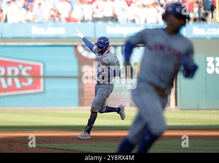 Philadelphie, États-Unis. 06 octobre 2024. Les mets de New York Mark Vientos courent les bases avec Francisco Lindor après avoir frappé un home run de deux points en troisième manche contre les Phillies de Philadelphie dans le deuxième match de la MLB NLDS au Citizens Bank Park à Philadelphie, Pennsylvanie, le dimanche 6 octobre 2024. Photo de Laurence Kesterson/UPI. Crédit : UPI/Alamy Live News Banque D'Images