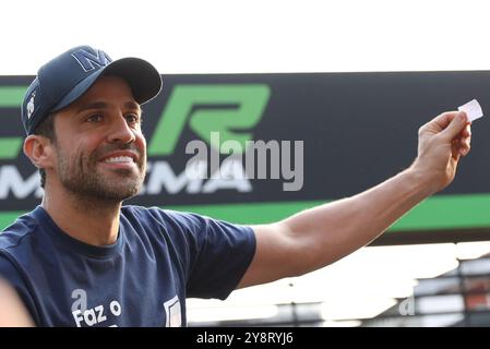 Candidat à la mairie de São Paulo, Pablo Marçal (PRTB) s’entretient avec des journalistes après avoir voté au Centro Educacional Brandão, dans le quartier de Moema, au sud de São Paulo, en fin d’après-midi de ce dimanche 6 octobre 2024 crédit : Brazil photo Press/Alamy Live News Banque D'Images