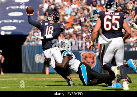 Chicago, États-Unis. 06 octobre 2024. Le quarterback Caleb Williams (18 ans) des Chicago Bears obtient le pass off avant d'être attaqué par le linebacker Thomas Incoom (48 ans) des Carolina Panthers lors du troisième quart-temps au Soldier Field à Chicago le dimanche 6 octobre 2024. Les Bears battent les Panthers 36-10. Photo de Mark Black/UPI crédit : UPI/Alamy Live News Banque D'Images