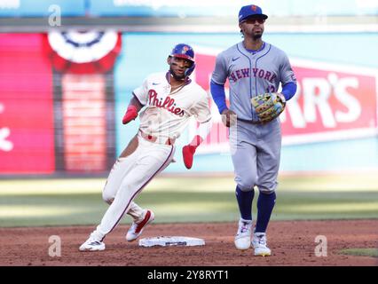 Philadelphie, États-Unis. 06 octobre 2024. Philadelphia Phillies Johan Rojas termine deuxième base à côté de l'arrêt court des mets de New York Francisco Lindor après avoir avancé sur une erreur de lancer des mets Starling Marte dans la troisième manche du deuxième match de la MLB NLDS au Citizens Bank Park à Philadelphie, Pennsylvanie, le dimanche 6 octobre 2024. Photo de Laurence Kesterson/UPI. Crédit : UPI/Alamy Live News Banque D'Images