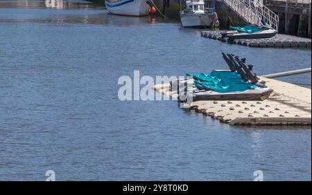 Scooters nautiques garés sur des quais prêts à louer. Location de bateaux pendant la période des vacances Banque D'Images