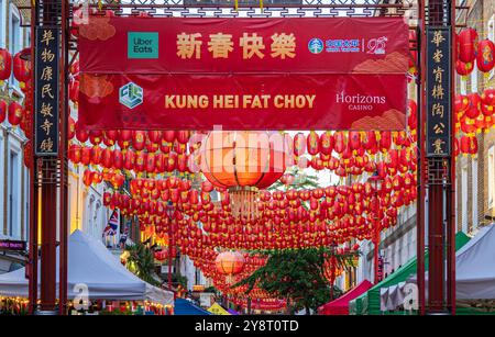 Londres, Royaume-Uni - 25 juin 2024 : une rue animée décorée de lanternes rouges et de bannières pour une célébration du nouvel an chinois, Chinatown à Lond Banque D'Images