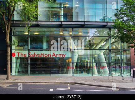 Londres, Royaume-Uni - 25 juin 2024 : le bâtiment de l'Armée du Salut avec de grandes fenêtres en verre, une architecture moderne et de la verdure. Banque D'Images