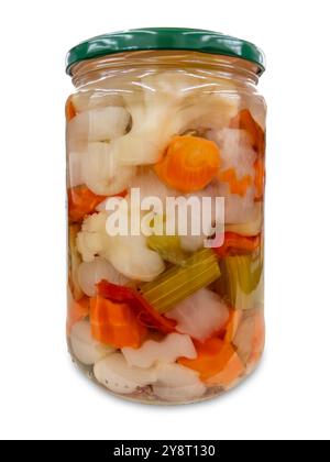 Légumes marinés, morceaux de céleri, chou, poivrons et carottes en saumure dans un bocal en verre isolé sur blanc avec chemin de coupe inclus Banque D'Images