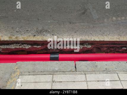 Tubes PVC ondulés pour conduits électriques pour installations souterraines. Travaux de génie civil sur la voie publique Banque D'Images