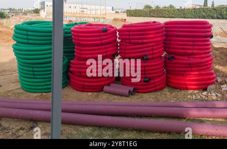 Tubes PVC ondulés pour conduits électriques pour installations souterraines. Travaux de génie civil sur la voie publique Banque D'Images