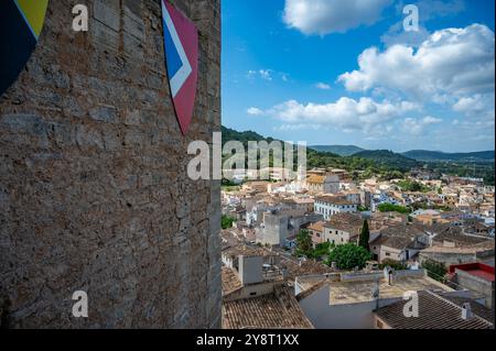 Ville de Capdepera, Majorque avec Castell de Capdepera mur du château en face, majorque Banque D'Images