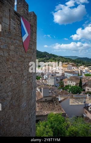 Ville de Capdepera, Majorque avec le mur du château Castell de Capdepera devant, plan vertical, majorque Banque D'Images