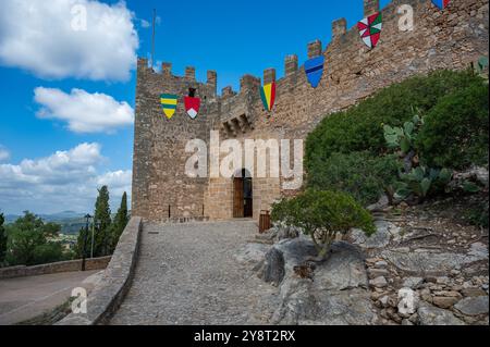 Entrée de Castell de Capdepera, mur du château de Majorque avec armoiries, majorque Banque D'Images