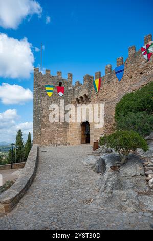 Entrée de Castell de Capdepera, mur du château de Majorque avec armoiries, plan vertical, majorque Banque D'Images