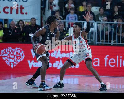 01 Christian Vital Bertram Derthona Tortona et 50Â Jaylen remettent Openjobmetis Varese lors du match de championnat LBA Italie opposant Openjobmetis Varese vs Bertram Derthona Tortona, à Varèse, Italie, le 5 octobre 2024 Banque D'Images