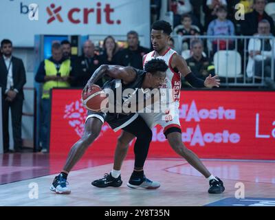 01 Christian Vital Bertram Derthona Tortona et 50Â Jaylen remettent Openjobmetis Varese lors du match de championnat LBA Italie opposant Openjobmetis Varese vs Bertram Derthona Tortona, à Varèse, Italie, le 5 octobre 2024 Banque D'Images