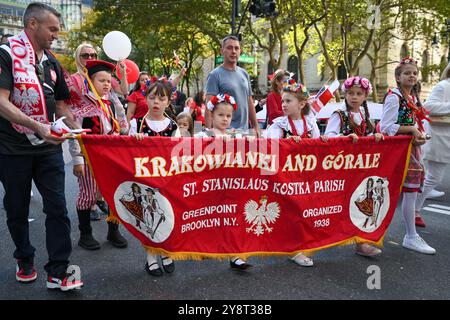 Les Polonais-Américains participent au 87e défilé annuel Pulaski Day sur la Cinquième Avenue le 6 octobre 2024 à New York. Banque D'Images