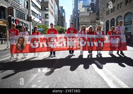 Les Polonais-Américains participent au 87e défilé annuel Pulaski Day sur la Cinquième Avenue le 6 octobre 2024 à New York. Banque D'Images