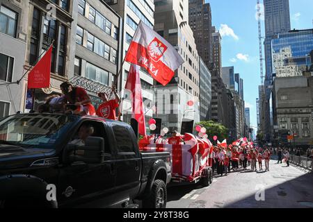 Les Polonais-Américains participent au 87e défilé annuel Pulaski Day sur la Cinquième Avenue le 6 octobre 2024 à New York. Banque D'Images