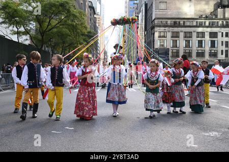 Les Polonais-Américains participent au 87e défilé annuel Pulaski Day sur la Cinquième Avenue le 6 octobre 2024 à New York. Banque D'Images