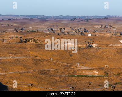 Paysage désertique avec gîtes pétroliers et Rolling Hills en Californie Banque D'Images