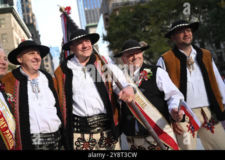 Les Polonais-Américains participent au 87e défilé annuel Pulaski Day sur la Cinquième Avenue le 6 octobre 2024 à New York. Banque D'Images