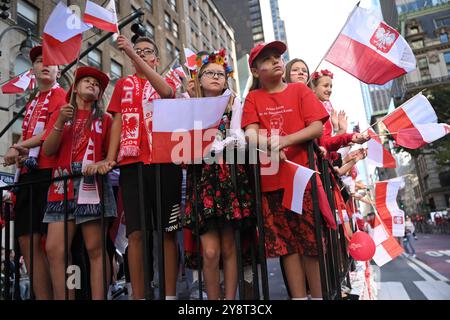 Les Polonais-Américains participent au 87e défilé annuel Pulaski Day sur la Cinquième Avenue le 6 octobre 2024 à New York. Banque D'Images