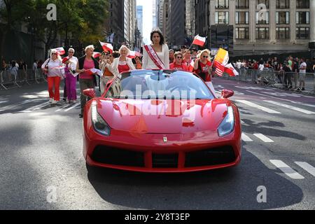 Les Polonais-Américains participent au 87e défilé annuel Pulaski Day sur la Cinquième Avenue le 6 octobre 2024 à New York. Banque D'Images