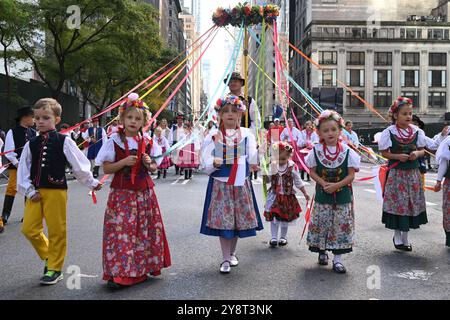 Les Polonais-Américains participent au 87e défilé annuel Pulaski Day sur la Cinquième Avenue le 6 octobre 2024 à New York. Banque D'Images