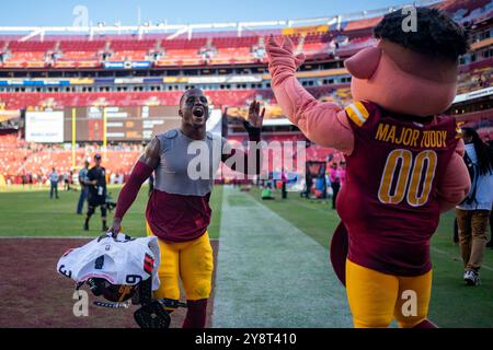Landover, États-Unis. 06 octobre 2024. La sécurité des commandants de Washington Jeremy Reaves (39) la mascotte Major Toddy des commandants High Five après un match contre les Browns de Cleveland au Northwest Stadium de Landover, Maryland, le dimanche 6 octobre 2024. Les commandants battent les Browns 34-14. Photo de Bonnie Cash/UPI crédit : UPI/Alamy Live News Banque D'Images