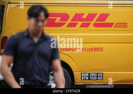 Un logo DHL vu sur le fourgon de livraison de l'entreprise à Kuala Lumpur. Marque et logo vus à Kuala Lumpur. Banque D'Images