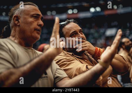 Tarragone, Espagne. 6 octobre 2024. Castellers suivent avec enthousiasme les tours humaines de leurs collègues concurrents lors de trois de la 29ème compétition de tour humaine de Tarragone à Tarragone. La compétition a lieu tous les deux ans et met en vedette les principales équipes des Castellers de Catalogne (colles) lors d'un événement de trois jours organisé par la mairie de Tarragone crédit : Matthias Oesterle/Alamy Live News Banque D'Images