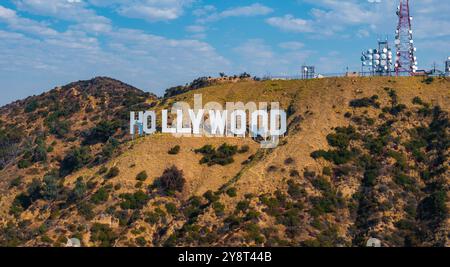 Hollywood signe sur Rolling Hills avec communication Towers Banque D'Images
