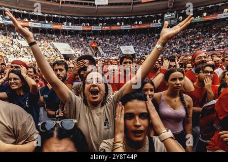 Tarragone, Espagne. 6 octobre 2024. Castellers suivent avec enthousiasme les tours humaines de leurs collègues concurrents lors de trois de la 29ème compétition de tour humaine de Tarragone à Tarragone. La compétition a lieu tous les deux ans et met en vedette les principales équipes des Castellers de Catalogne (colles) lors d'un événement de trois jours organisé par la mairie de Tarragone crédit : Matthias Oesterle/Alamy Live News Banque D'Images