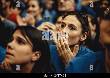 Tarragone, Espagne. 6 octobre 2024. Castellers suivent avec enthousiasme les tours humaines de leurs collègues concurrents lors de trois de la 29ème compétition de tour humaine de Tarragone à Tarragone. La compétition a lieu tous les deux ans et met en vedette les principales équipes des Castellers de Catalogne (colles) lors d'un événement de trois jours organisé par la mairie de Tarragone crédit : Matthias Oesterle/Alamy Live News Banque D'Images