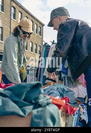 Acheteurs vintage à une vente de coffre de voiture à Londres Banque D'Images